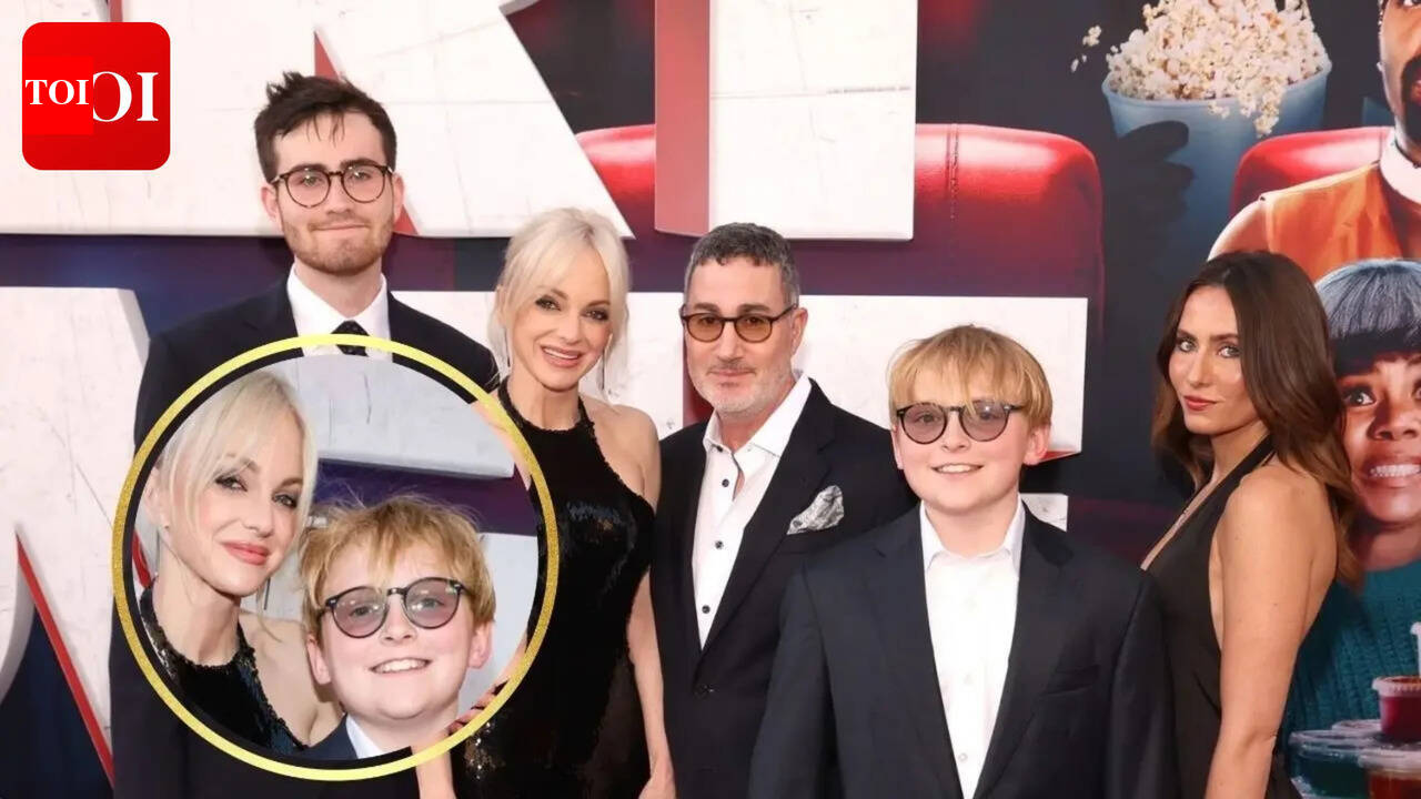 Anna Faris Hosts Star-Studded Premiere of 'Scary Movie 6' with Family |