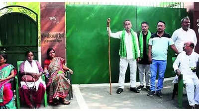 Lalu Prasad's family sends back security, RJD workers with sticks step in | Patna News