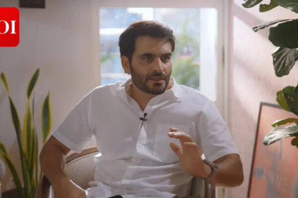 Manav Kaul recalls living on Rs 30 a day in a Mumbai chawl after leaving Kashmir: 'I had to cut away my Kashmiriyat' | Hindi Movie News
