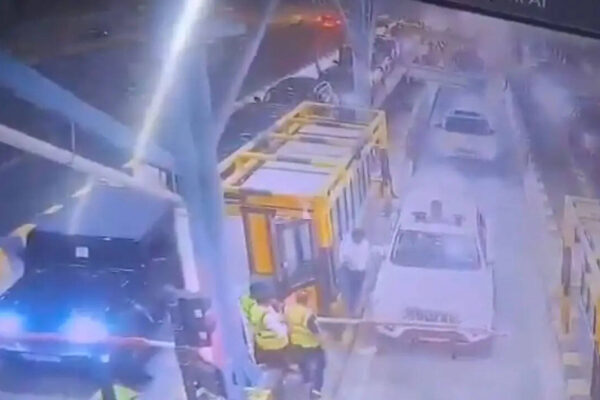 Greater Noida toll plaza chaos: Miscreants break barrier, threaten employees; videos go viral | Noida News