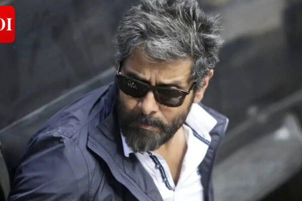 Gautham Menon approaches Madras High Court to delay Chiyaan Vikram’s 'Dhruva Natchathiram' until July 15 | Tamil Movie News