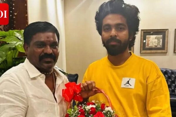 Velmurugan gifts gold chain to GV Prakash engraved with the words '100 Films GV Sir' to celebrate his 100-film milestone | Tamil Movie News