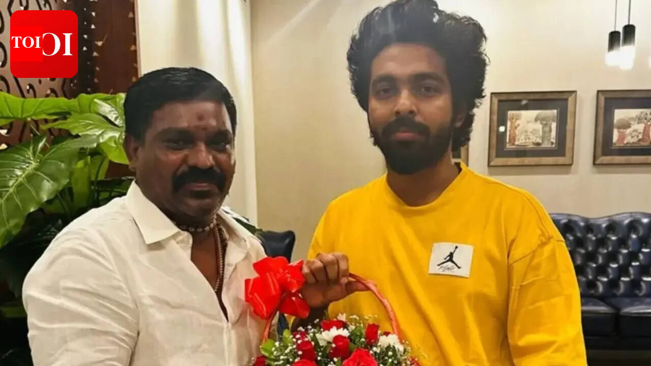 Velmurugan gifts gold chain to GV Prakash engraved with the words '100 Films GV Sir' to celebrate his 100-film milestone | Tamil Movie News