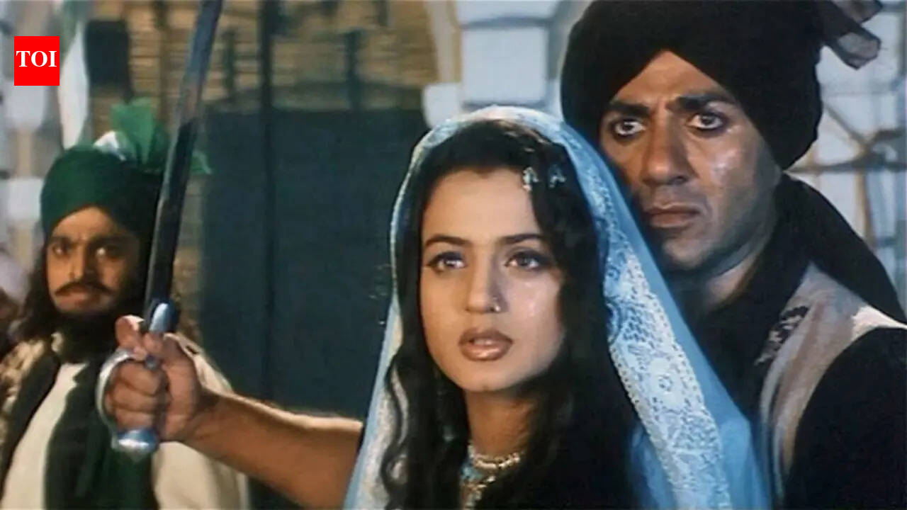 Ameesha Patel was called 'suicidal' for doing 'Gadar', she questioned 18-year age gap with Sunny Deol: 'You're out of your mini skirt, playing a Pakistani girl' | Hindi Movie News