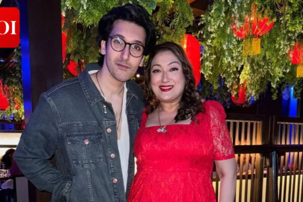 Sunita Ahuja says son Yashvardhan has Amitabh Bachchan's personality and Dharmendra's looks: 'I only looked at their photos' |