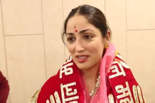 'Dhurandhar' director Aditya Dhar and Yami Gautam visit Mahakaleshwar Temple in Ujjain: 'When Baba's call comes…' | Hindi Movie News