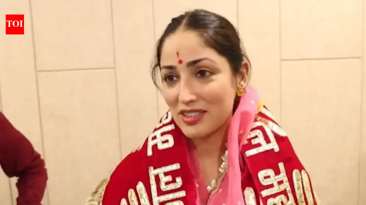 'Dhurandhar' director Aditya Dhar and Yami Gautam visit Mahakaleshwar Temple in Ujjain: 'When Baba's call comes…' | Hindi Movie News