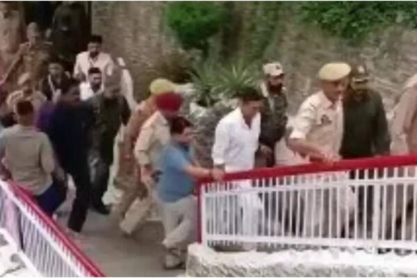 Akshay Kumar seeks blessings at Mata Vaishno Devi temple ahead of ‘Welcome To The Jungle’ release, fans rush for selfies |