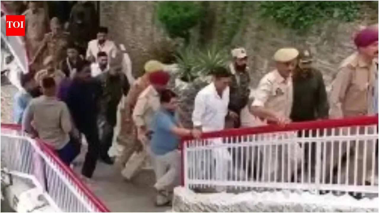 Akshay Kumar seeks blessings at Mata Vaishno Devi temple ahead of ‘Welcome To The Jungle’ release, fans rush for selfies |
