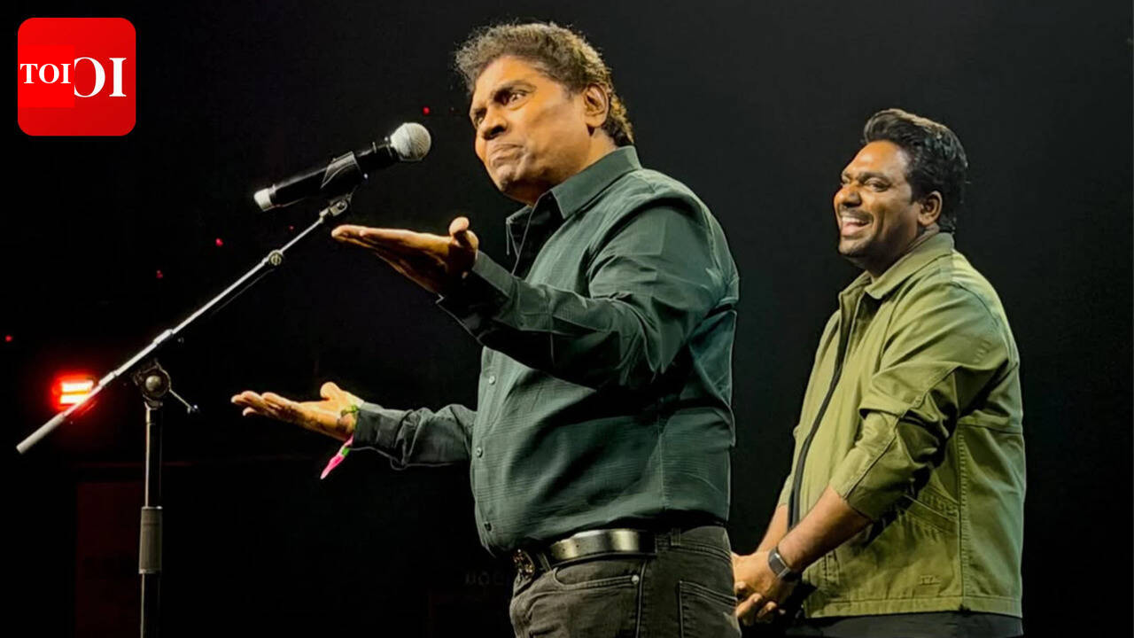 Zakir Khan: 'We all walk the path he paved': Zakir Khan bows to Johnny Lever as comedy legend makes surprise onstage appearance at Mumbai 'Papa Yaar' show | Hindi Movie News
