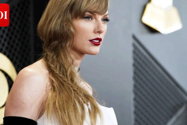 Bride-to-be Taylor Swift jets out of Rhode Island; firework display lights up sky ahead of bachelorette celebrations - PICS |