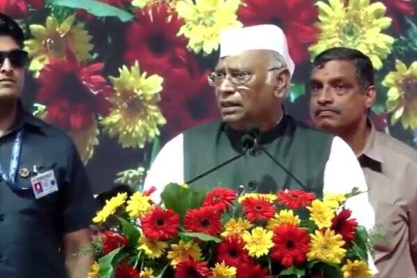 Mallikarjun Kharge: 'Useless fellows': Kharge loses cool over DK Shivakumar slogans, warns party workers of action | Bengaluru News