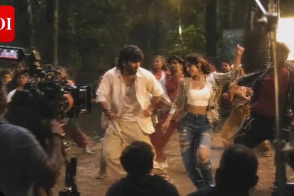Dhanush-Sreeleela's 'OM' song stills get leaked; fans can't stop talking about the dance number | Tamil Movie News