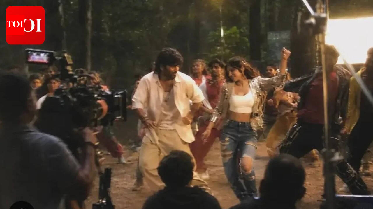 Dhanush-Sreeleela's 'OM' song stills get leaked; fans can't stop talking about the dance number | Tamil Movie News
