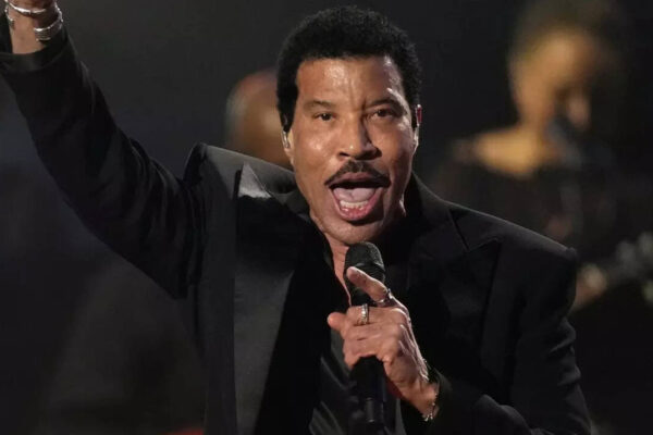 Lionel Richie HOSPITALISED after falling ill onstage; singer cuts short opening night of tour - WATCH﻿ |