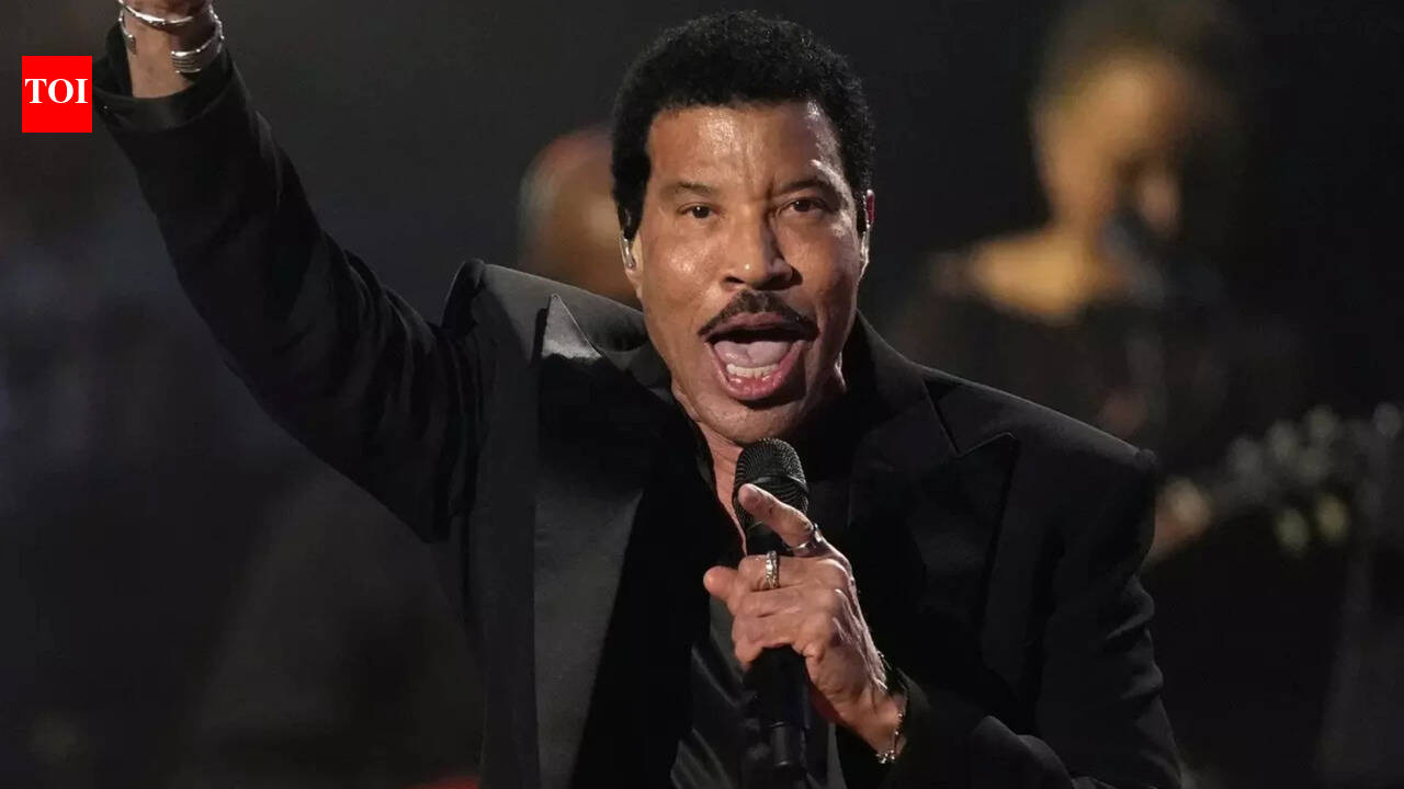 Lionel Richie HOSPITALISED after falling ill onstage; singer cuts short opening night of tour - WATCH﻿ |