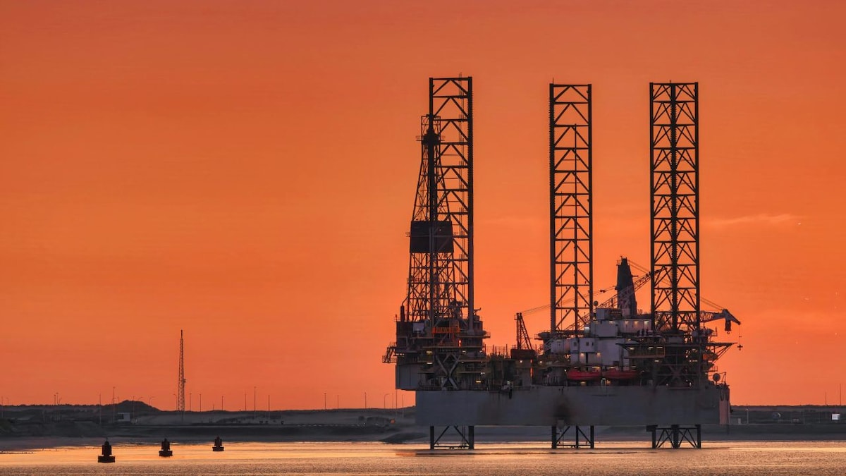 Oil prices extend fall as tankers continue to cross Strait of Hormuz