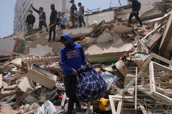 Venezuela quake toll rises to 1,430; millions cut off from food, water