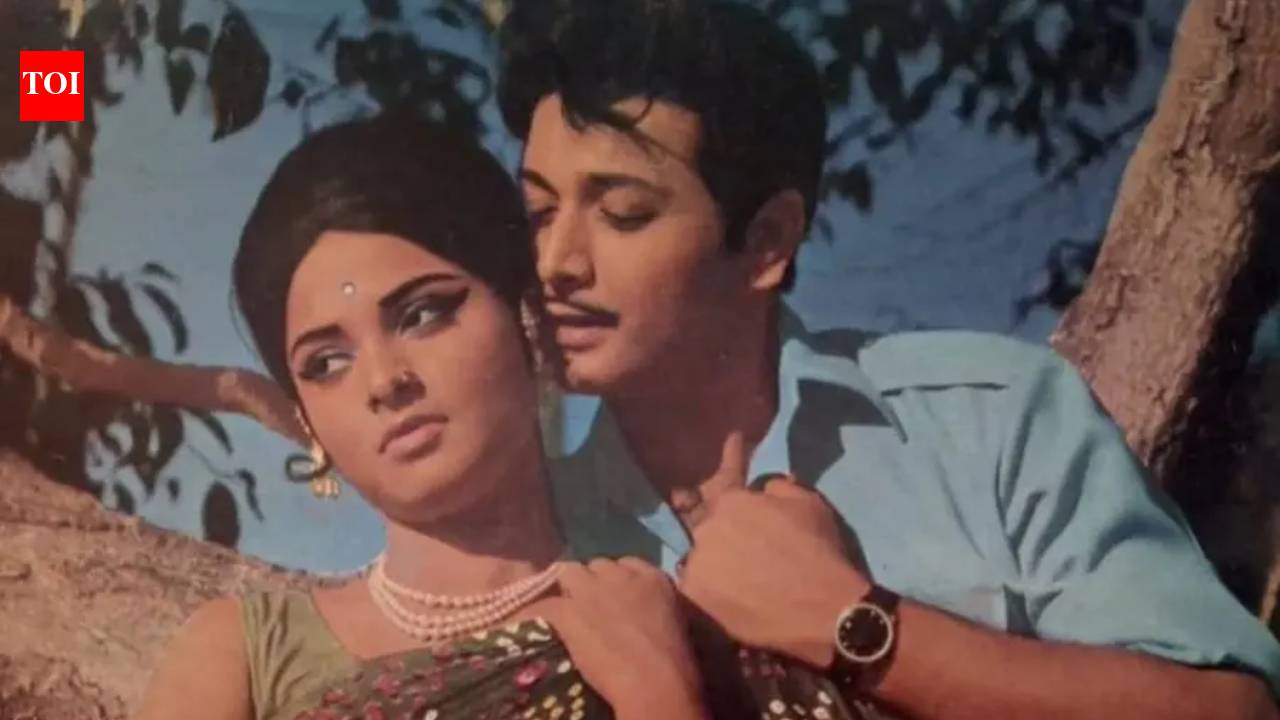 Rekha's controversial forced kiss with Biswajeet was a planned publicity stunt, claims senior journalist: 'Director ne kaha tha' | Hindi Movie News