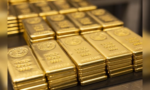 Gold moves towards third weekly decline as US Fed rate hikes loom