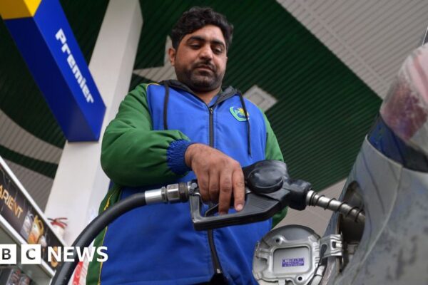Oil prices slide after Pakistan announces deal between US and Iran