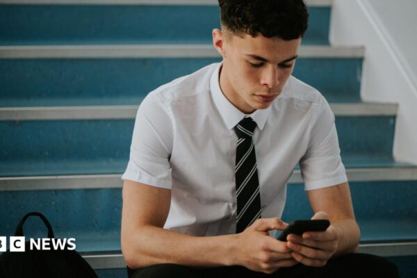 How new smartphone ban in English schools will work