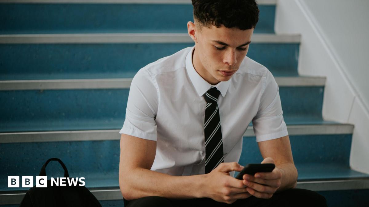 How new smartphone ban in English schools will work