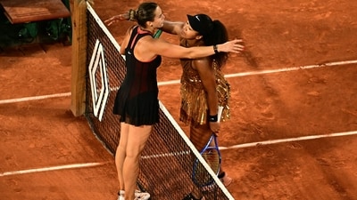 Relentless Aryna Sabalenka beats Naomi Osaka to reach French Open quarters