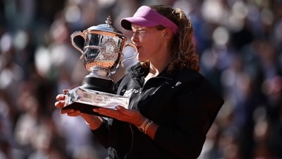 Mirra Andreeva dominates Maja Chwalinska to clinch French Open women's singles title