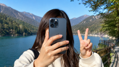 As 'peace sign' selfies create scare on the internet of hackers stealing your fingerprints; Experts explain the 'danger'