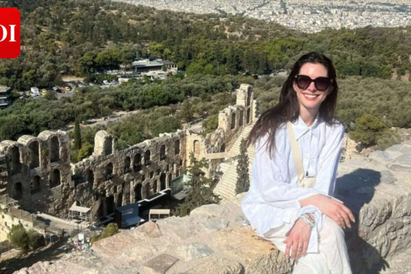 Anne Hathaway: ‘Congratulations!’ : Fans shower Anne Hathaway with love after baby no. 3 announcement | English Movie News