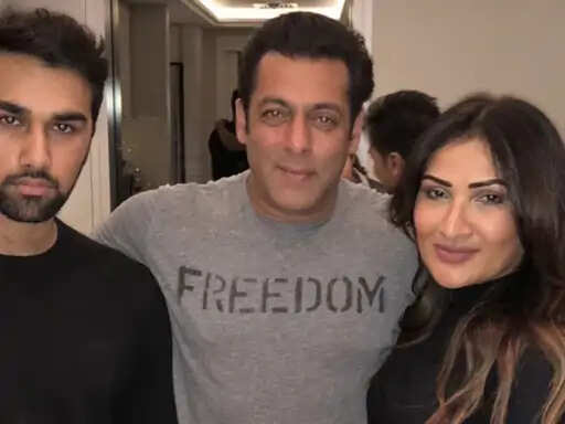 Kumod Raney Death News: An emotional Salman Khan controls his tears as he attends his friend Kumod Raney's funeral, Helen, Arbaaz Khan, Sohail Khan also spotted - WATCH VIDEOS | Hindi Movie News
