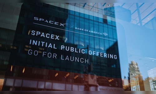 SpaceX tells banks it won't move its $135-a-share IPO price
