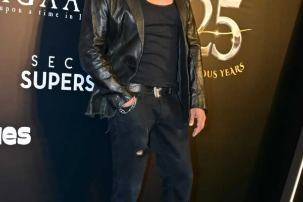 Salman Khan's rugged new look steals the spotlight at Lagaan bash; Kareena Kapoor, Juhi Chawla and Imran Khan-Lekha join festivities | Hindi Movie News
