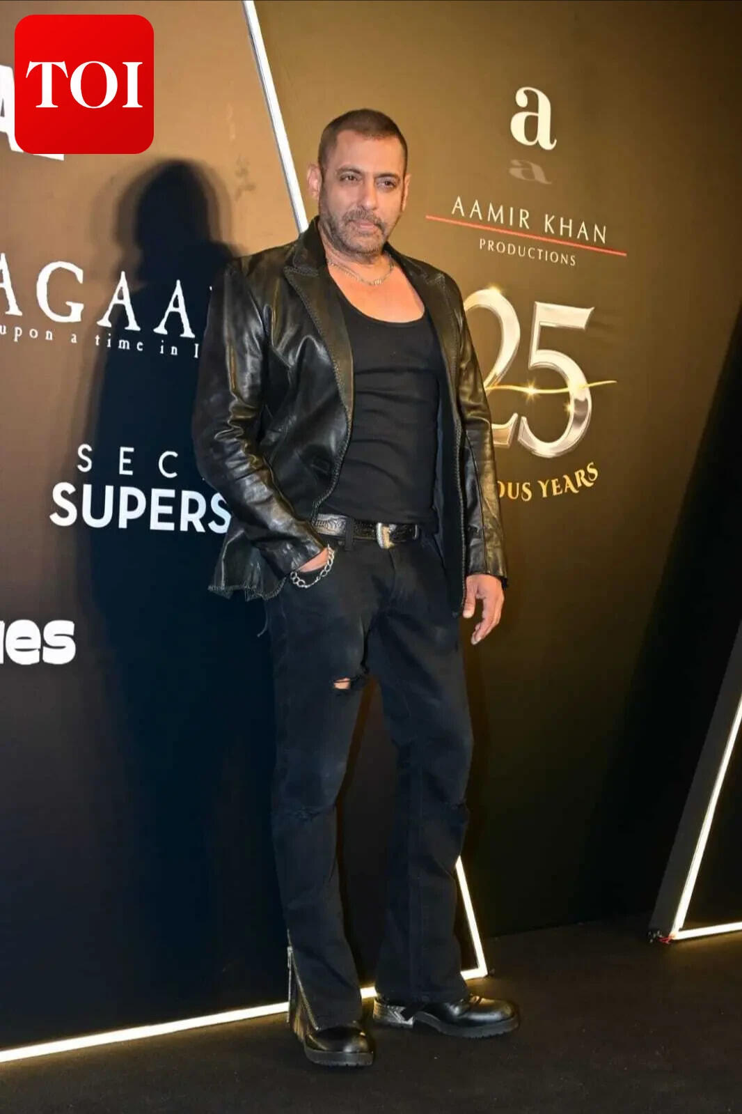 Salman Khan's rugged new look steals the spotlight at Lagaan bash; Kareena Kapoor, Juhi Chawla and Imran Khan-Lekha join festivities | Hindi Movie News