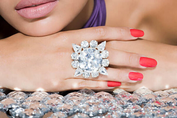 What psychology says about women who love wearing diamonds