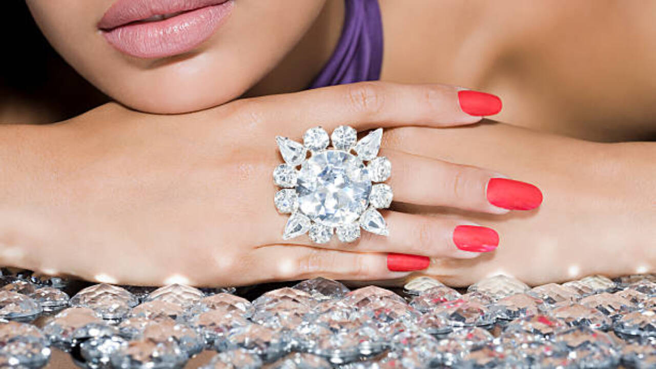 What psychology says about women who love wearing diamonds