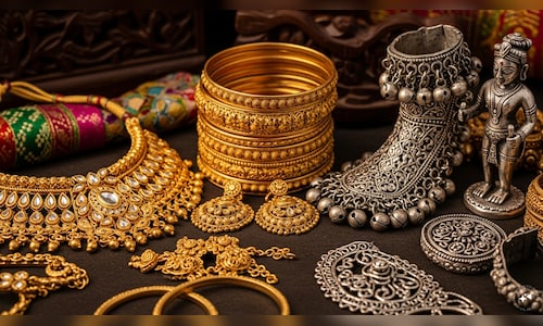 Gold slips to ₹1.52 lakh per 10 grams, silver drops over ₹4,000 per kg on MCX