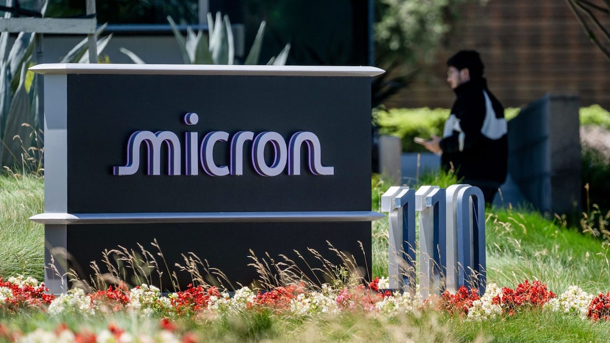Micron shares surge 18% as blockbuster forecast reignites AI trade