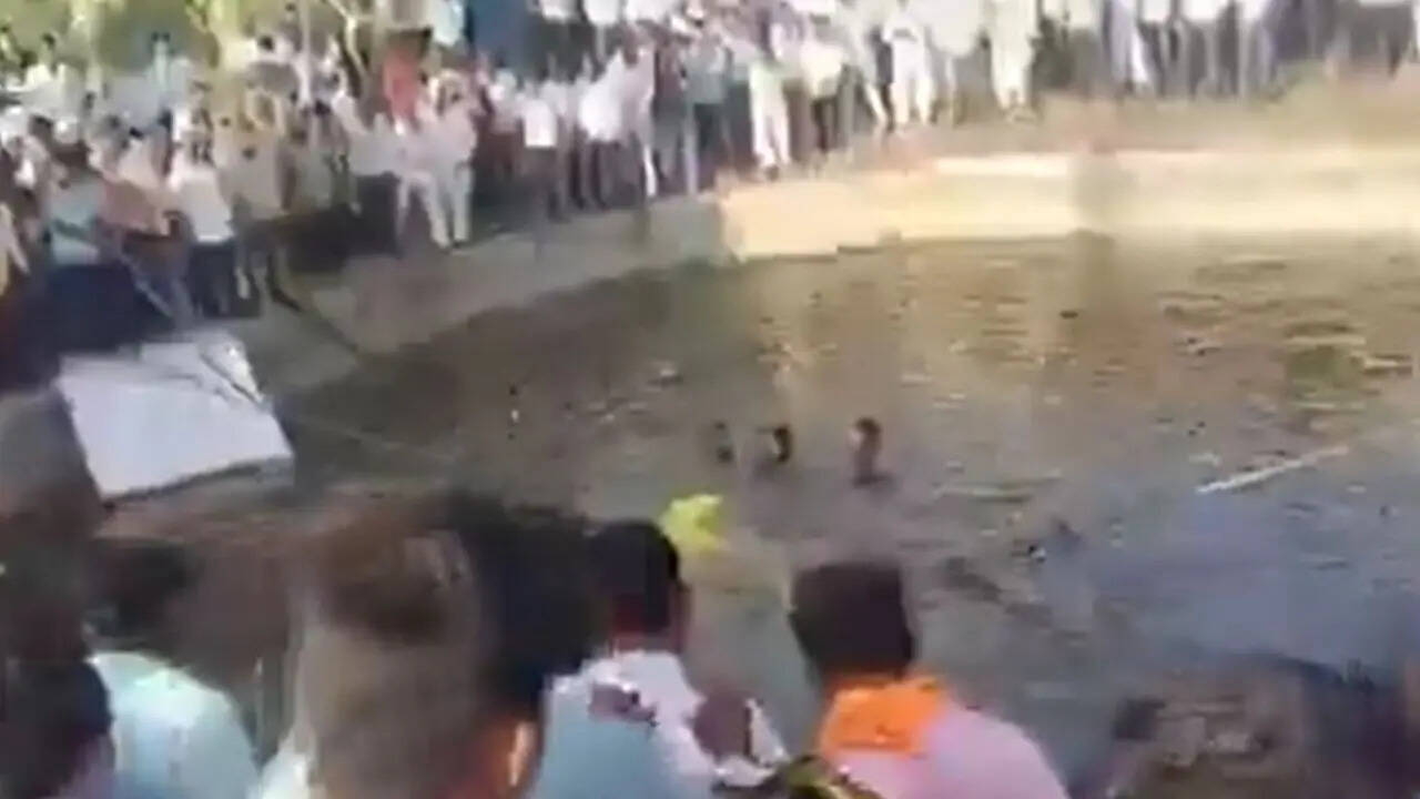 9 killed after pick-up van falls into well in Maharashtra | Pune News