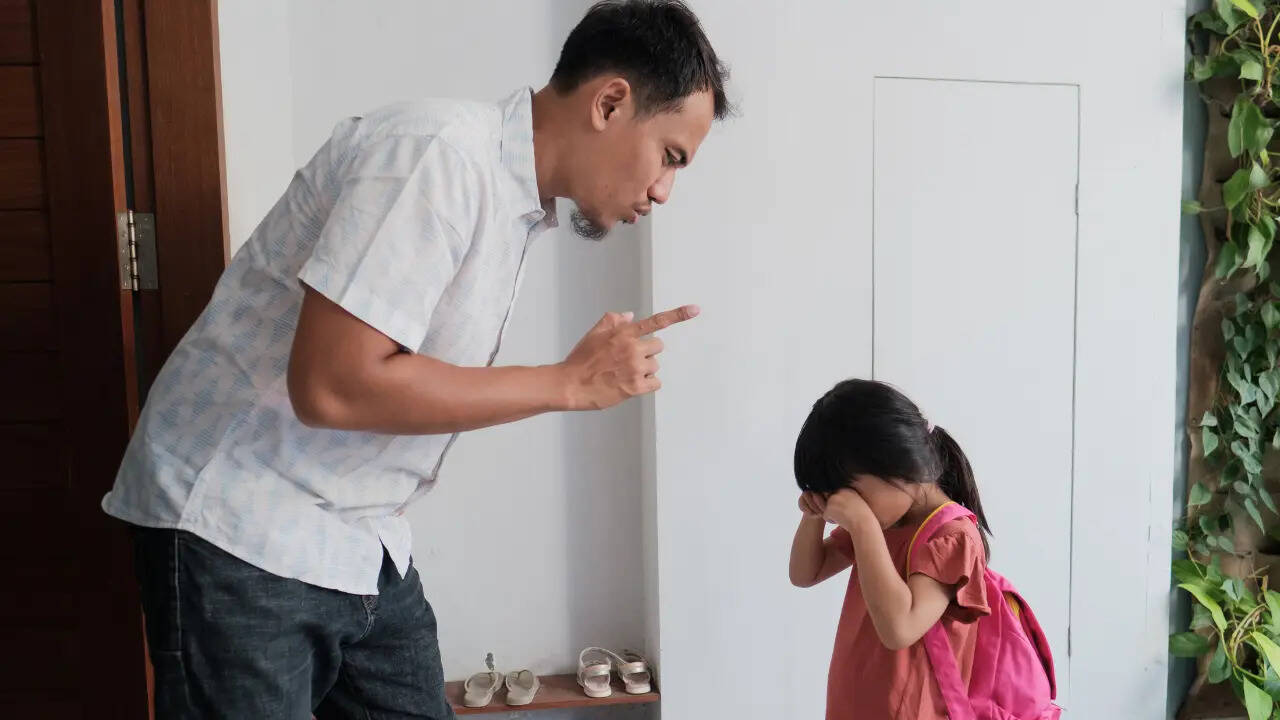 Psychology says parents who do these 7 things often teach children to hide their feelings