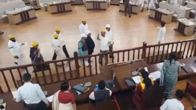 In Pune Municipal Corporation, opposition corporators wear helmets in House citing 'threat' from BJP | Pune News
