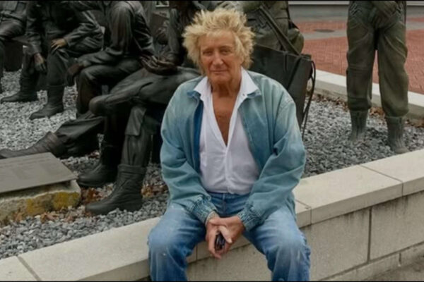 Rod Stewart almost faints on stage in Utah; pauses concert for oxygen tank supply |