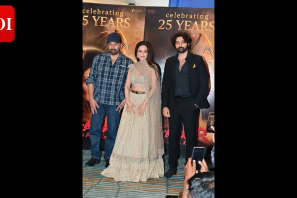 Sunny Deol and Ameesha Patel REUNITE to mark 25 Years of 'Gadar: Ek Prem Katha'; director Anil Sharma teases 'Gadar 3' will be a 'nuclear bomb' |