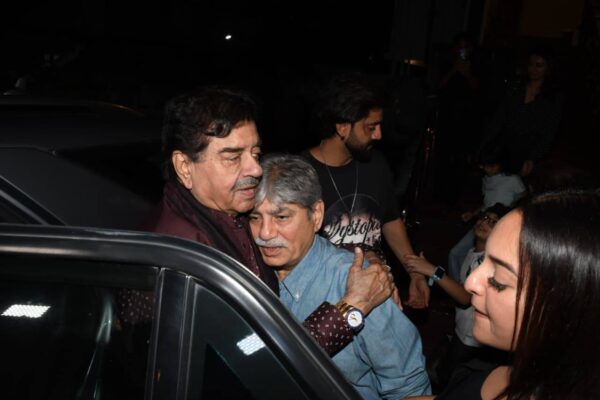 Sonakshi Sinha and Zaheer Iqbal enjoy family dinner with Shatrughan Sinha, Poonam Sinha and Iqbal Ratansi | Hindi Movie News