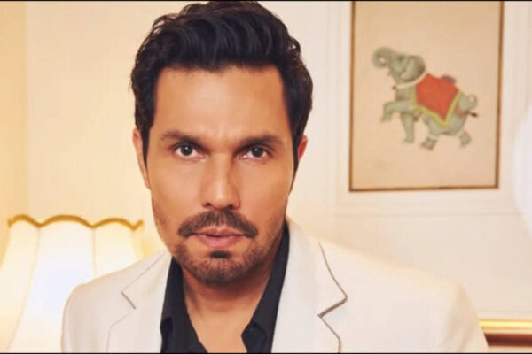 Randeep Hooda beats Mumbai rains by travelling in metro: Video of ‘Highway’ actor goes viral online |