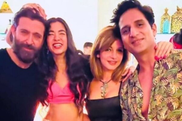 How exes Hrithik Roshan and Sussanne Khan comfortably hang out together with partners Saba Azad and Arslan Goni? Farah Khan Ali says, 'Society is amused, why do you want someone to suffer?' |