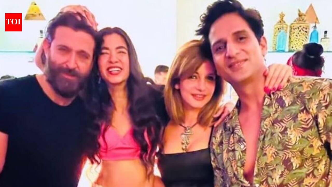 How exes Hrithik Roshan and Sussanne Khan comfortably hang out together with partners Saba Azad and Arslan Goni? Farah Khan Ali says, 'Society is amused, why do you want someone to suffer?' |