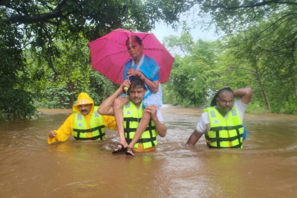 'She couldn't walk, so he carried her': Maharashtra cop's flood rescue of a 72-year-old woman is winning hearts |