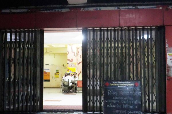 Sena neta assaults Dombivli hospital staff over treatment delay, booked; KDMC doctors & nurses go on strike | Mumbai News